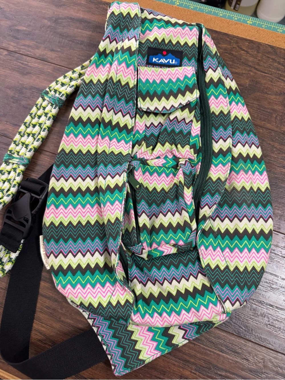 Rate retired pattern kavu rope sling bag in southwest chevron pattern euc